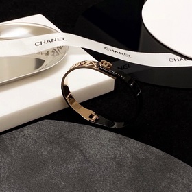 Браслет Chanel в форме ромбов из розового золота. Очень массивный