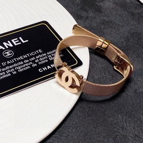 Новый браслет-часы Chanel. Очень тяжелый, блестящий, с прекрасным