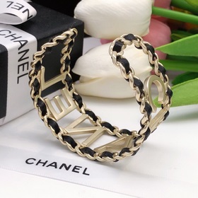 Номер XSZ0005 Браслет CHANEL из кожи с ажурной металлической отде