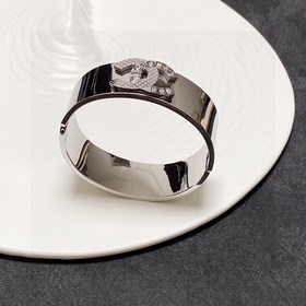 Новый широкий браслет Chanel с микро-инкрустацией из бриллиантов.
