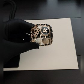 Новый браслет Chanel из черных элементов, изготовлен из латуни.