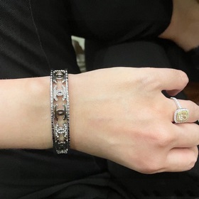 Xiao Hongshu рекомендует популярный новый браслет Chanel с буквой