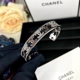 Xiao Hongshu рекомендует популярный новый браслет Chanel с буквой