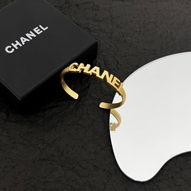 Новая модель Chanel 2023. Б/у браслет. Модели Chanel не нуждаются