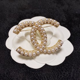 CHANEL выпустила новую брошь, которая появилась одновременно в ма