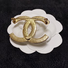 CHANEL выпустила новую брошь, которая появилась одновременно в ма