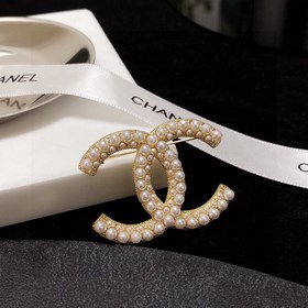 CHANEL выпустила новую брошь, которая появилась одновременно в ма