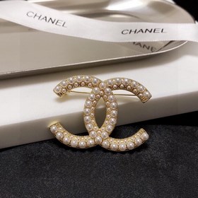 CHANEL выпустила новую брошь, которая появилась одновременно в ма