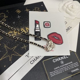 Chanel колье с бриллиантами в форме буквы C на кожаном цепочке.