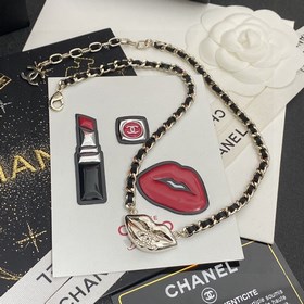 Chanel колье с бриллиантами в форме буквы C на кожаном цепочке.