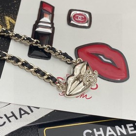 Chanel колье с бриллиантами в форме буквы C на кожаном цепочке.