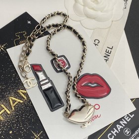 Chanel колье с бриллиантами в форме буквы C на кожаном цепочке.