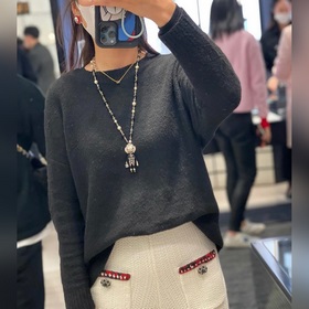 Новинка от Chanel： длинный свитер с цепочкой и подвеской виде льв