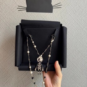 Новинка от Chanel： длинный свитер с цепочкой и подвеской виде льв