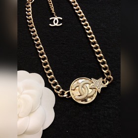 Ожерелье Chanel с двойным символом «C» из латуни, официальный сай