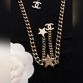 Ожерелье Chanel с двойным C из латуни. Оригинальный дизайн. Высок