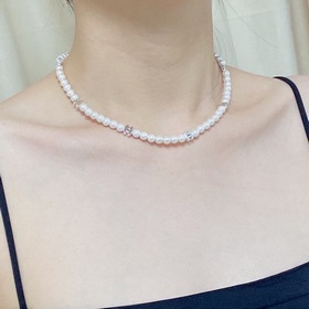 Новейшее колье Chanel с двойной буквой C из жемчуга. Выглядит еще