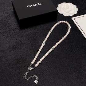 Новейшее колье Chanel с двойной буквой C из жемчуга. Выглядит еще