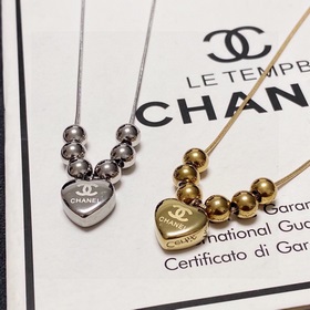 Новейшее колье Chanel с бусинами в форме буквы C. Сталь сохраняет