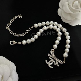 Chanel подержанное колье с буквами. Модели Chanel не нуждаются в