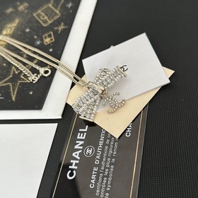 Chanel подержанное колье с буквами. Модели Chanel не нуждаются в