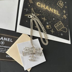 Chanel подержанное колье с буквами. Модели Chanel не нуждаются в