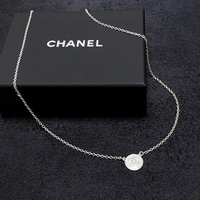Xiao Hongshu рекомендует новую модель серебряного колье Chanel с