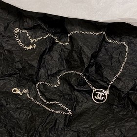 Xiaohongshu рекомендует новую модель серебряного колье Chanel с п