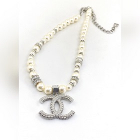 Новое жемчужное колье Chanel, изготовлено из латуни, соответствуе