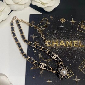 Chanel подержанное колье с буквами. Модели Chanel не нуждаются в