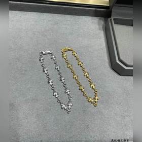 Браслет с крестом из материала V Gold 5140, символ вечной любви. 