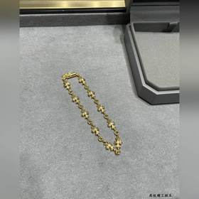 Браслет с крестом из материала V Gold 5140, символ вечной любви. 