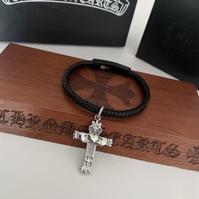 Специальная версия Chrome Hearts с крестом-кулоном и кожаным брас