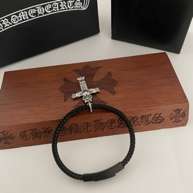 Специальная версия Chrome Hearts с крестом-кулоном и кожаным брас