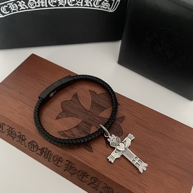 Специальная версия Chrome Hearts с крестом-кулоном и кожаным брас