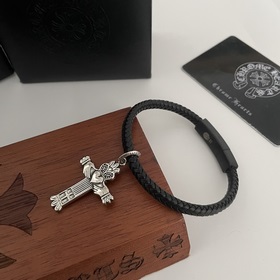 Специальная версия Chrome Hearts с крестом-кулоном и кожаным брас