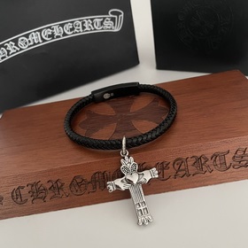 Специальная версия Chrome Hearts с крестом-кулоном и кожаным брас