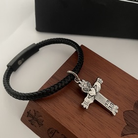 Специальная версия Chrome Hearts с крестом-кулоном и кожаным брас
