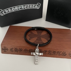 Специальная версия Chrome Hearts с крестом-кулоном и кожаным брас
