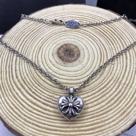 Chrome Hearts Кросс-сердце с черным крестом на цепочке.