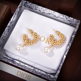 Dior 2023 новинка. Любимые всеми ведущими брендами серьги Dior с 