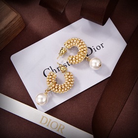Dior 2023 новинка. Любимые всеми ведущими брендами серьги Dior с 