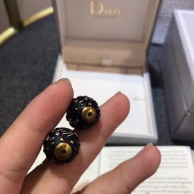 Dior Новая модель черных асимметричных сережек-гвоздиков с матово