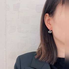 【D!or Гладкие серьги】Очень красивые, особенно когда их надеваешь,