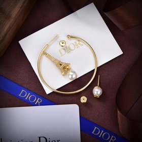 Dior 2023 новинка. Любимые всеми ведущими брендами серьги Dior с 
