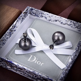 Dior 2023 новинка. Любимые всеми ведущими брендами серьги Dior с 