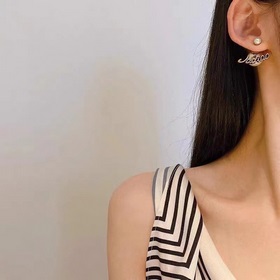 Оригинальные новые серьги-гвоздики DIOR с буквой DIOR, изготовлен