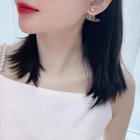 Оригинальные новые серьги-гвоздики DIOR с буквой DIOR, изготовлен