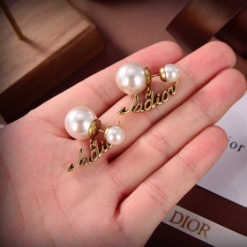 Оригинальные новые серьги-гвоздики DIOR с буквой DIOR, изготовлен