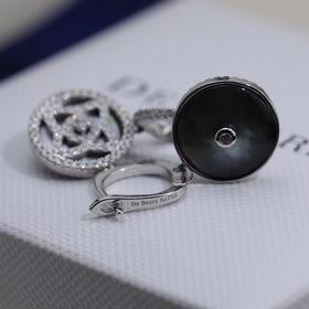 [92150 90] Потрясающие новые серьги DE BEERS с квадратными брилли